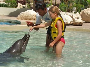 Delfin con una niña en xcaret