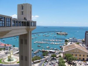 elevador que une la zona baja y la alta en bahia