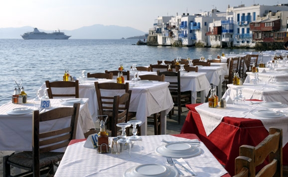 Restaurante en el paseo marítimo de Mykonos (Grecia)